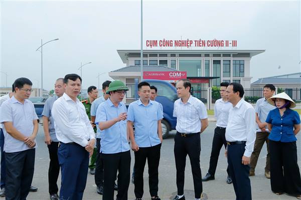 Phó Chủ tịch UBND thành phố Vũ Tiến Phụng kiểm tra tiến độ các dự án trên địa bàn xã Quyết Thắng