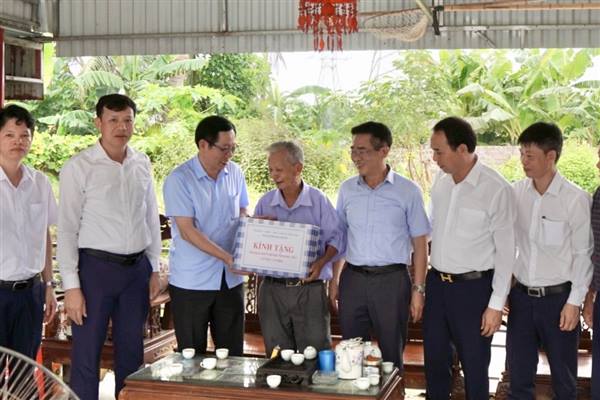 Lãnh đạo thành phố thăm, tặng quà gia đình chính sách, người có công nhân kỷ niệm 79 năm Ngày Thương binh - Liệt sĩ tại xã Quyết Thắng
