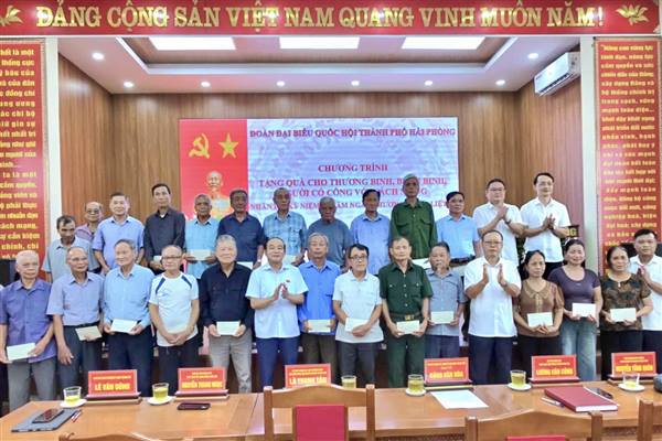 Đoàn Đại biểu Quốc hội thành phố Hải Phòng thăm, tặng quà gia đình chính sách nhân kỷ niệm 79 năm Ngày Thương binh - Liệt sĩ