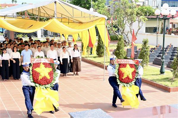 Lãnh đạo hai phường kết nghĩa Thạch Khôi và Bạch Đằng dâng hương tưởng niệm các Anh hùng Liệt sĩ và thăm, tặng quà các gia đình chính sách