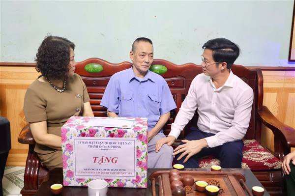 Đồng chí Phó Bí thư Thành ủy, Chủ tịch Ủy ban MTTQ Việt Nam thành phố Phạm Văn Lập thăm, tặng quà nạn nhân chất độc da cam