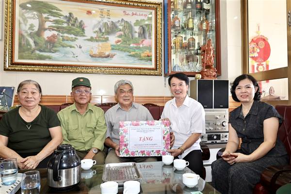 Ủy ban MTTQ Việt Nam thành phố thăm tặng quà nạn nhân chất độc da cam tại phường Hồng Bàng