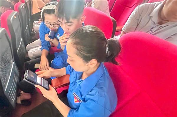 Xã An Trường đẩy mạnh chuyển đổi số, hướng dẫn người dân cài đặt và sử dụng ứng dụng eTax Mobile
