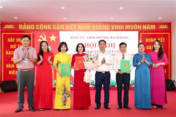 Phường Bạch Đằng công bố các Quyết định sắp xếp cơ sở giáo dục, tổ chức Đảng và công tác cán bộ sau sáp nhập