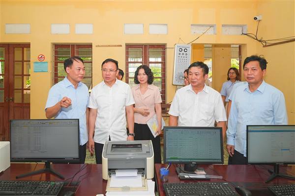 Phó Chủ tịch UBND thành phố Đào Trọng Đức làm việc, nghe báo cáo về tình hình công tác y tế, giáo dục tại  các xã Gia Lộc và Tân Kỳ