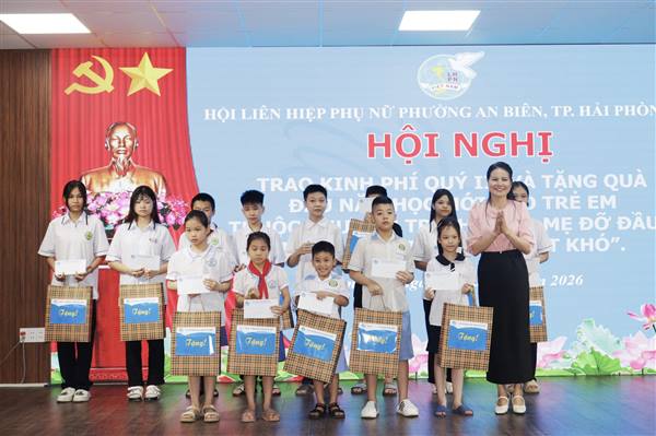 Hội LHPN phường An Biên trao quà cho trẻ em thuộc chương trình “Cha - Mẹ đỡ đầu” và mô hình “Giúp con vượt khó”