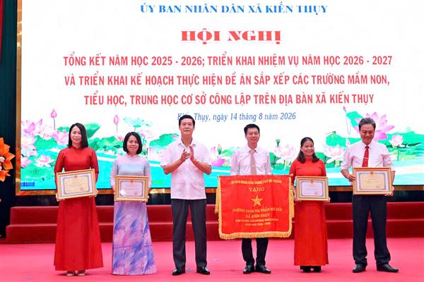 Xã Kiến Thụy biểu dương các tập thể, cá nhân có thành tích xuất sắc năm học 2025 - 2026 và phổ biến Đề án sắp xếp các trường học