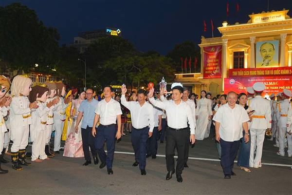 Chính thức khai mạc Phố đi bộ ẩm thực đêm thành phố Hải Phòng