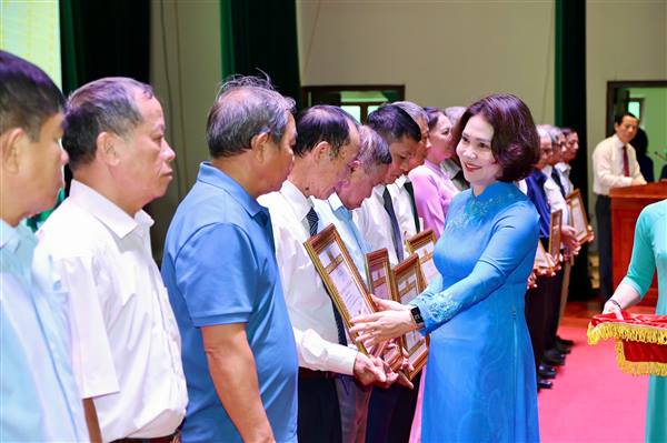 Đảng bộ phường An Dương trao tặng Huy hiệu Đảng đợt 2/9/2026 cho 341 đảng viên