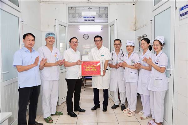 Phó Chủ tịch UBND thành phố Đào Trọng Đức động viên các lực lượng y tế tuyến đầu dịp Lễ Quốc khánh 2/9