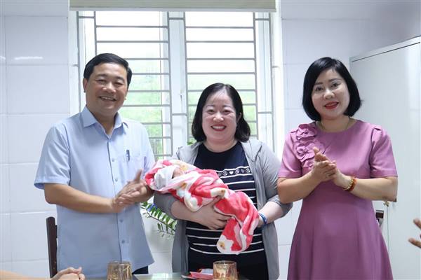 Phường An Dương trao Quyết định tạm thời về việc giao, nhận chăm sóc thay thế đối với trẻ em bị bỏ rơi tại phường