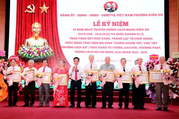Phường Kiến An tổ chức Lễ kỷ niệm 81 năm Ngày Truyền thống Cách mạng Kiến An và Quốc khánh 02/9; trao tặng Huy hiệu Đảng