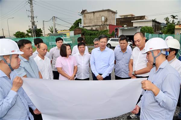 Phó Chủ tịch Thường trực UBND thành phố Lê Anh Quân kiểm tra tiến độ các dự án trọng điểm trên địa bàn phường Kiến An và Phù Liễn