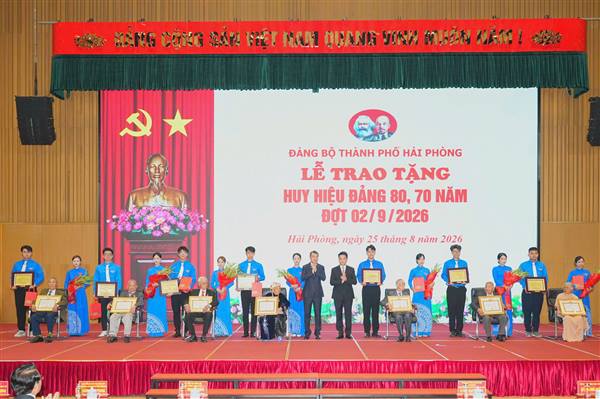 Thủ tướng Chính phủ Lê Minh Hưng trao tặng Huy hiệu Đảng đợt 2/9/2026 cho các đồng chí đảng viên lão thành của Đảng bộ thành phố Hải Phòng