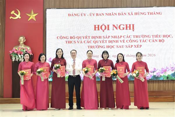Xã Hùng Thắng công bố các quyết định về công tác cán bộ sau sắp xếp, sáp nhập trường học
