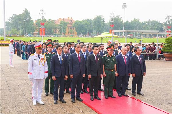 Lãnh đạo thành phố dâng hoa, vào Lăng viếng Chủ tịch Hồ Chí Minh nhân dịp kỷ niệm 81 năm Quốc khánh 2/9