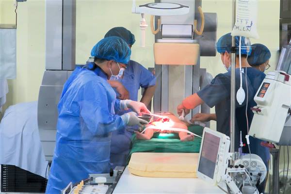 Bệnh viện Nhi Hải Phòng phẫu thuật cấp cứu thành công trẻ sơ sinh bị thủng ruột
