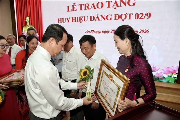 Phường An Phong trao tặng Huy hiệu Đảng đợt 2/9 cho 89 đảng viên