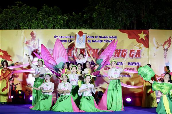 Rộn ràng chương trình nghệ thuật “Vang mãi bản hùng ca” tại phố đi bộ Bạch Đằng