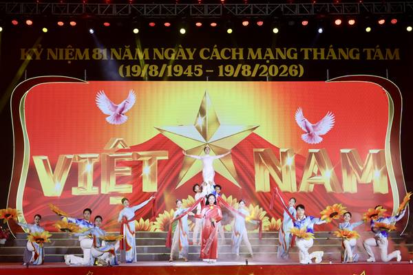 Lan tỏa hào khí Cách mạng qua chương trình “Giai điệu tự hào” tại Quảng trường Trung tâm văn hóa Xứ Đông