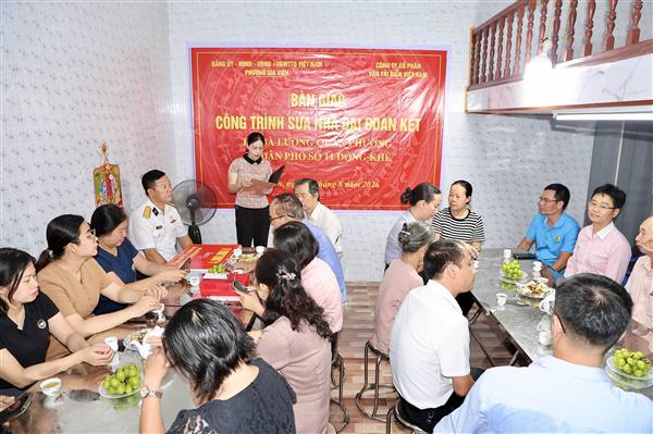 Phường Gia Viên bàn giao 2 nhà Đại đoàn kết cho hộ có hoàn cảnh đặc biệt khó khăn