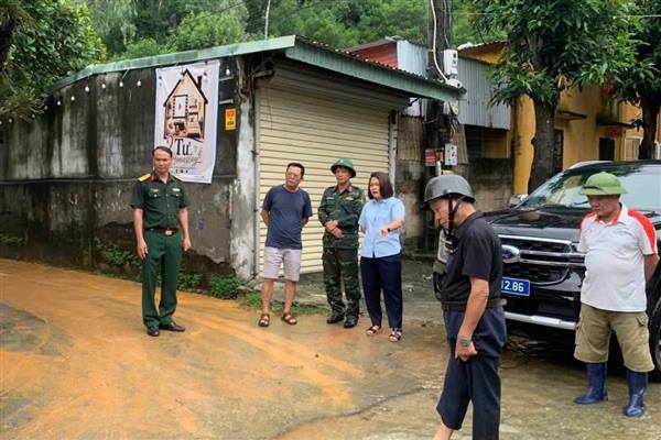 Lãnh đạo phường Phù Liễn kiểm tra, chỉ đạo ứng phó sạt lở đất do ảnh hưởng của cơ Bão số 4