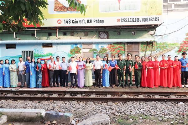 Hội LHPN Phường Lê Chân gắn biển công trình “Sắc màu đường tàu” chào mừng 81 năm Cách mạng Tháng Tám và Quốc khánh 2/9