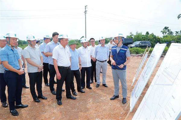 Phó Chủ tịch UBND thành phố Trần Văn Quân kiểm tra một số dự án đầu tư trên địa bàn phường Hồng An, phường Hồng Bàng