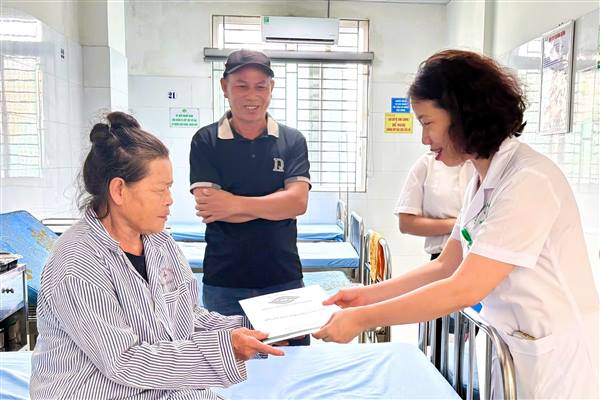 Giữ lại ánh sáng cho người bệnh nghèo - Lan tỏa nghĩa tình người thầy thuốc