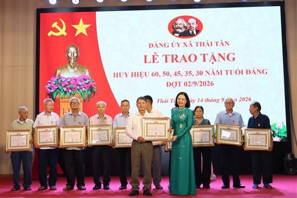 Đảng bộ xã Thái Tân trao tặng Huy hiệu Đảng đợt 2/9 cho 62 đảng viên