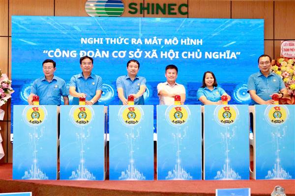 Trao tặng 20 suất quà cho người lao động có hoàn cảnh khó khăn tại Công ty CP Shinec