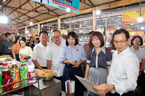 Đoàn Đại biểu Quốc hội thành phố giám sát việc thực hiện chính sách pháp luật về an toàn thực phẩm tại phường Hải An