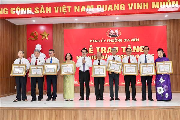 Đảng ủy phường Gia Viên trao tặng, truy tặng Huy hiệu Đảng đợt 2/9 cho 624 đảng viên