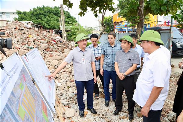 Phó Chủ tịch UBND thành phố Nguyễn Minh Hùng kiểm tra tiến độ dự án và làm việc với các Phường Ngô Quyền, Gia Viên
