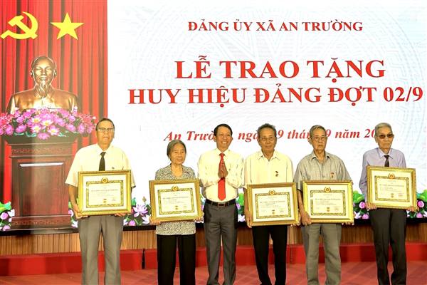 63 đảng viên của xã An Trường được nhận Huy hiệu Đảng dịp 2/9