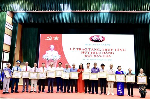 Xã An Lão có 190 đảng viên được tặng và truy tặng Huy hiệu Đảng