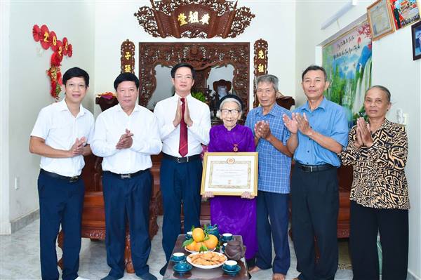 Đảng bộ xã Tân Minh trao tặng, truy tặng Huy hiệu Đảng đợt 2/9 cho 134 đảng viên