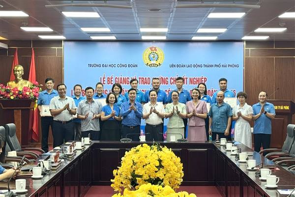 45 cán bộ Công đoàn Hải Phòng hoàn thành lớp lý luận, nghiệp vụ công tác Công đoàn 