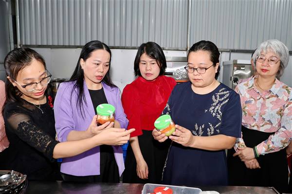Hội Liên hiệp phụ nữ thành phố giám sát an toàn thực phẩm tại bếp ăn bán trú Trường Tiểu học Nghi Dương