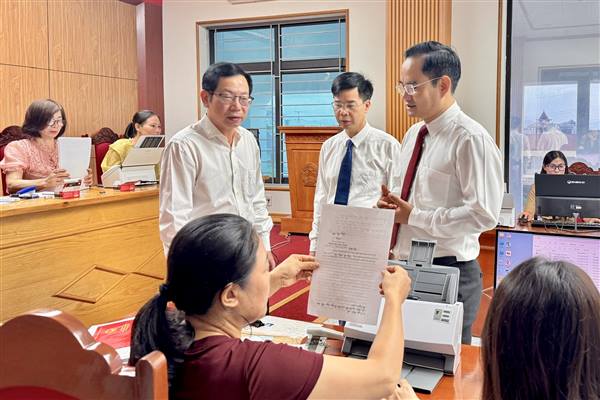 Đảng bộ Phường Lê Ích Mộc nỗ lực đẩy nhanh tiến độ số hóa hồ sơ đảng viên