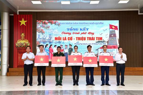 Phường Ngô Quyền tiếp nhận 18.000 lá cờ Tổ quốc sau 20 ngày phát động chương trình “Mỗi lá cờ - Triệu trái tim”
