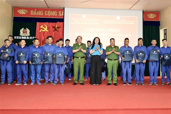 Liên đoàn Lao động thành phố thăm và trao quà cho các học viên tại Cơ sở Cai nghiện ma túy số 2