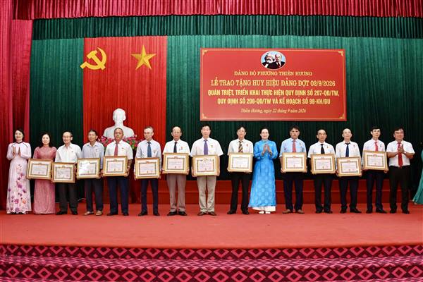 Đảng bộ phường Thiên Hương trao tặng Huy hiệu Đảng đợt 2/9 và quán triệt các văn bản mới của Trung ương, Đảng ủy phường