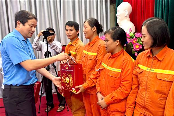 Chủ tịch Liên đoàn lao động thành phố Nguyễn Anh Tuân thăm, tặng quà Tết Trung thu cho con đoàn viên, người lao động

