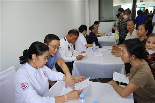 Khám bệnh, tư vấn sức khỏe cho người dân Phường Hưng Đạo