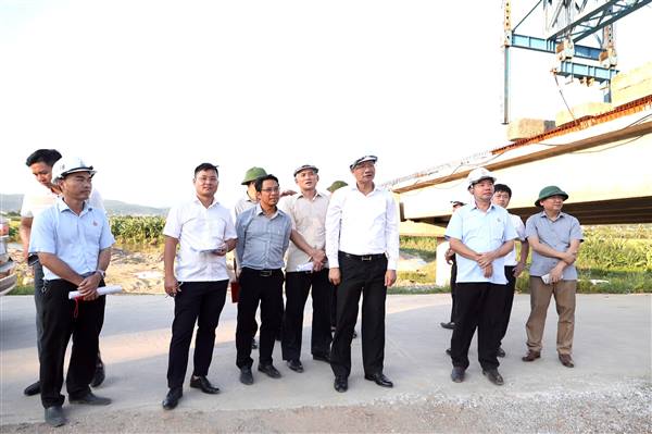 Phó Chủ tịch Thường trực UBND thành phố Lê Anh Quân kiểm tra thực địa, đôn đốc tiến độ 4 dự án giao thông trọng điểm