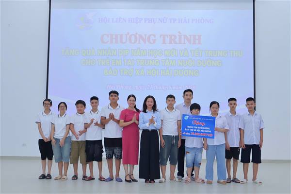 Hội Liên hiệp Phụ nữ thành phố thăm, tặng quà trẻ em có hoàn cảnh khó khăn nhân dịp năm học mới và Tết Trung thu