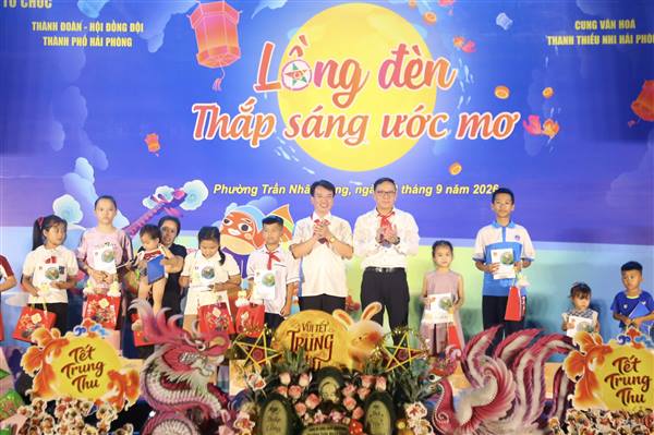 Ấm áp Đêm hội trăng rằm “Lồng đèn thắp sáng ước mơ” tại phường Trần Nhân Tông