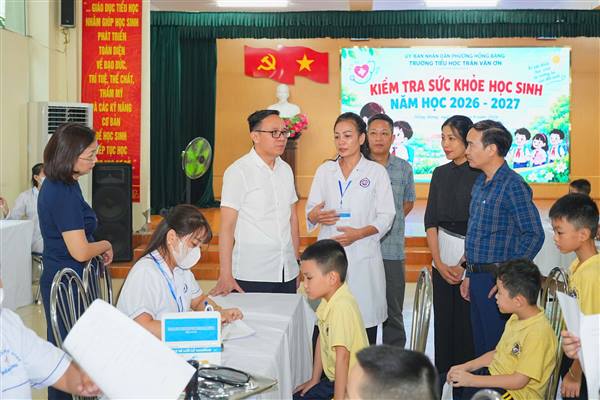 Phó Chủ tịch UBND thành phố Đào Trọng Đức kiểm tra công tác khám sức khỏe cho học sinh và Nhân dân trên địa bàn phường Hồng Bàng 