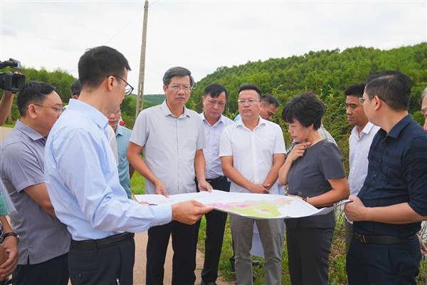 Phó Chủ tịch Thường trực UBND thành phố Lê Anh Quân kiểm tra các dự án và làm việc với 6 phường khu vực Chí Linh